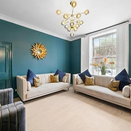 Deluxe 5 Bed In - Parking - Hot Tub Holiday home