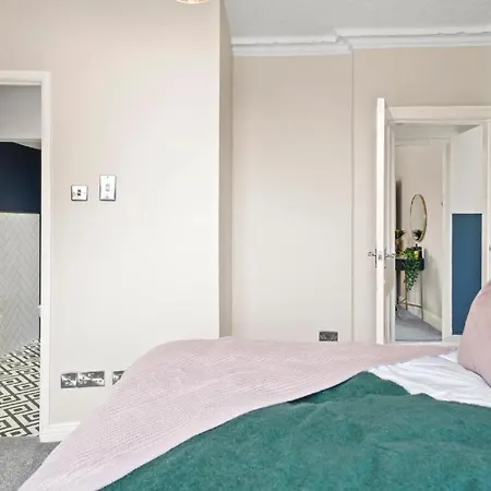 Deluxe 5 Bed In - Parking - Hot Tub Holiday home