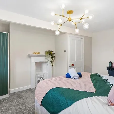 Deluxe 5 Bed In - Parking - Hot Tub Whitby