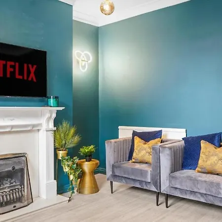 Deluxe 5 Bed In - Parking - Hot Tub Holiday home *