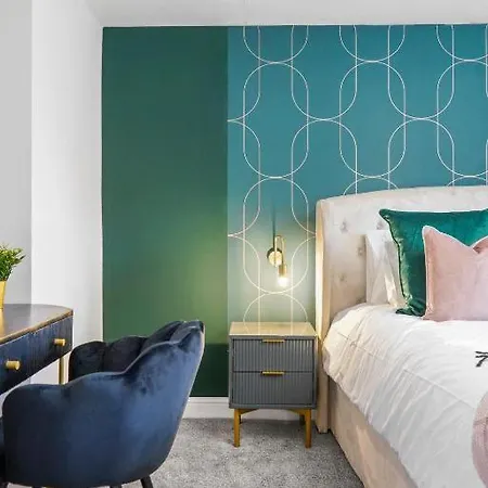 Holiday home Deluxe 5 Bed In - Parking - Hot Tub *