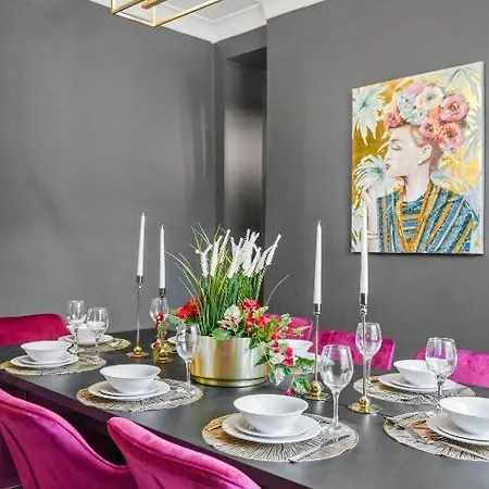 Deluxe 5 Bed In - Parking - Hot Tub Holiday home *