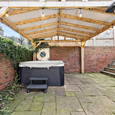 Deluxe 5 Bed In - Parking - Hot Tub * Whitby