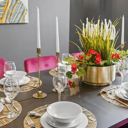 Deluxe 5 Bed In - Parking - Hot Tub Holiday home *