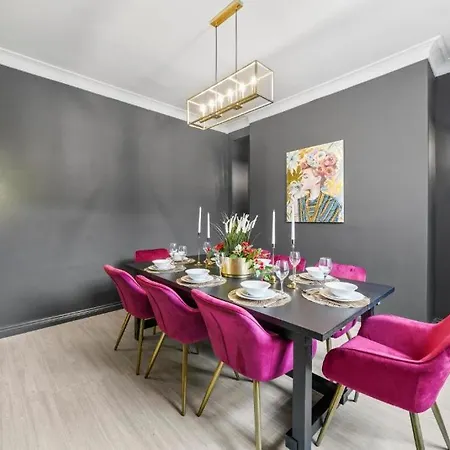 Holiday home Deluxe 5 Bed In - Parking - Hot Tub *