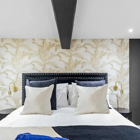 Holiday home Deluxe 5 Bed In - Parking - Hot Tub *