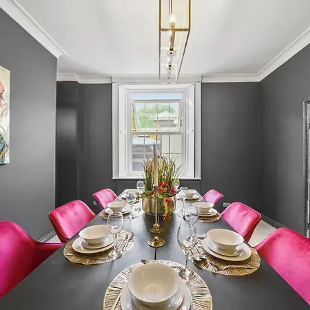 Deluxe 5 Bed In - Parking - Hot Tub Holiday home *