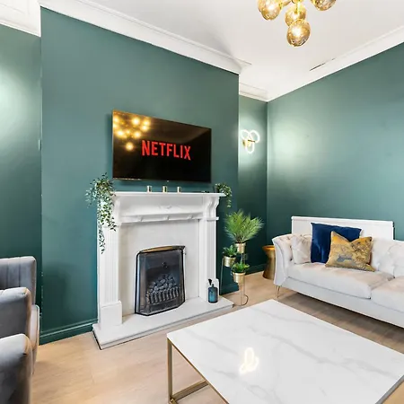 Deluxe 5 Bed In - Parking - Hot Tub Holiday home *
