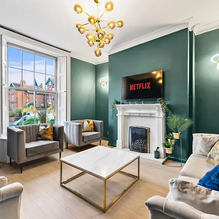 Holiday home Deluxe 5 Bed In - Parking - Hot Tub