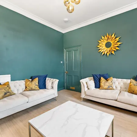 Deluxe 5 Bed In - Parking - Hot Tub Holiday home *