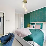 بيت للعطل Deluxe 5 Bed In - Parking - Hot Tub *