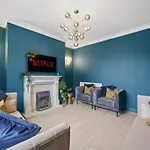 بيت للعطل Deluxe 5 Bed In - Parking - Hot Tub ويتبي