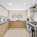 بيت للعطل Deluxe 5 Bed In - Parking - Hot Tub ويتبي