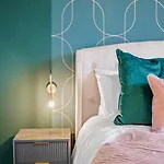 بيت للعطل Deluxe 5 Bed In - Parking - Hot Tub ويتبي