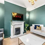 Deluxe 5 Bed In - Parking - Hot Tub بيت للعطل *