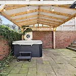 Deluxe 5 Bed In - Parking - Hot Tub * ويتبي